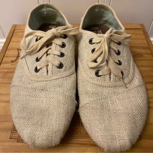 Toms size 8.5 sneakers in metallic cream